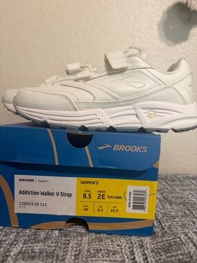 Brooks Women’s Addiction Walker V-Strap Support Sneakers in White 8.5 Extra Wide